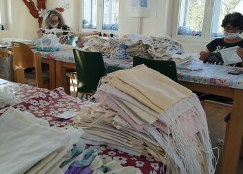 Charita pomáhá dál