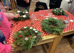 Výroba adventních věnců.jpg- aktivity pro rodiče s dětmi