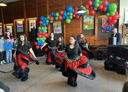 Mezinárodní den Romů 2025 - vystoupení Terne Čaja 1.jpg